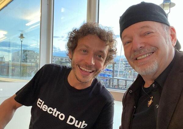 Ok, ma avete visto gli auguri di Vasco a Valentino Rossi, che ricambia con aneddoti da pelle d&#039;oca? [VIDEO]