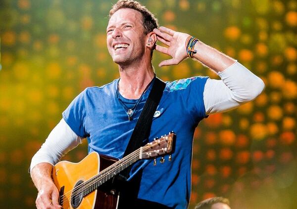 Chris Martin dei Coldplay canta gli Idles: da Yellow a Grace (senza giallo, con deepfake). Ma che dire dell&#039;album Tangk? La band si mostra nuda  [VIDEO]