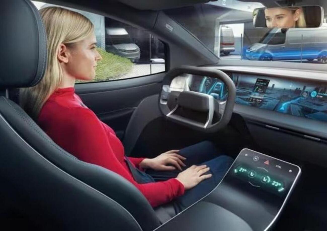 Altro che i telefonini, la vera minaccia per la sicurezza stradale &egrave; l&rsquo;infotainment delle nuove auto
