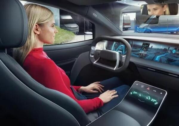 Altro che i telefonini, la vera minaccia per la sicurezza stradale &egrave; l&rsquo;infotainment delle nuove auto