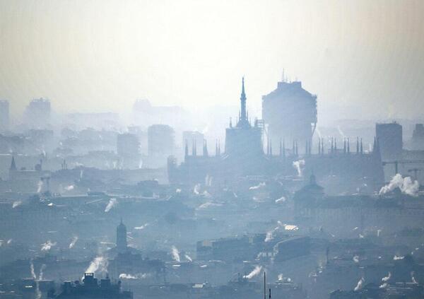 Le risposte allo smog di Milano? Fleximan che abbatte autovelox e Salvini contro le auto elettriche e lo stop a benzina e gasolio dell&rsquo;Ue dal 2035