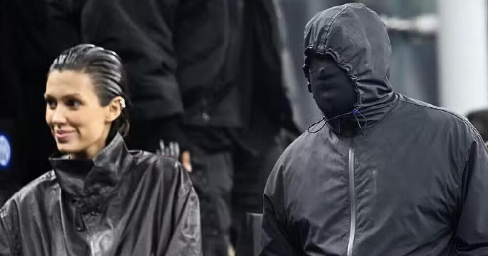 Ok, ma che caz*o &egrave; la maschera che ha indossato Kanye West a San Siro durante la partita dell&rsquo;Inter in Champions?