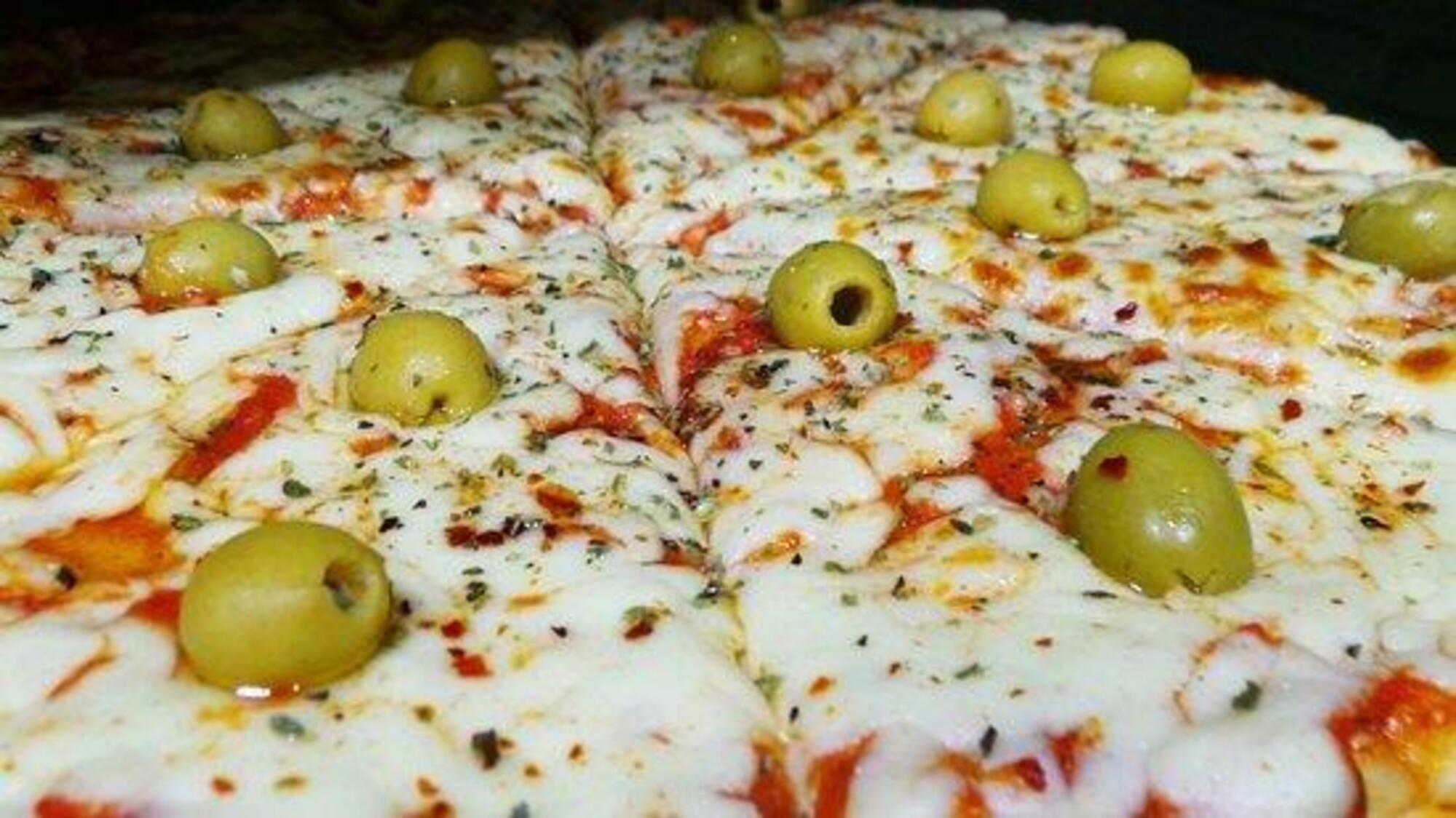 Pizza "muzza" argentina con olive