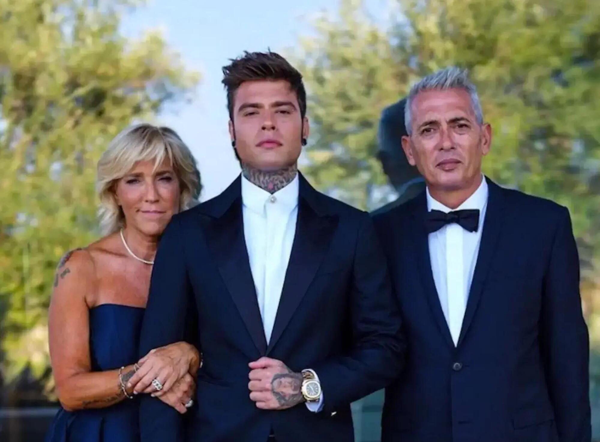 Al centro Fedez con i genitori, Annamaria Berrinzaghi e Franco Lucia