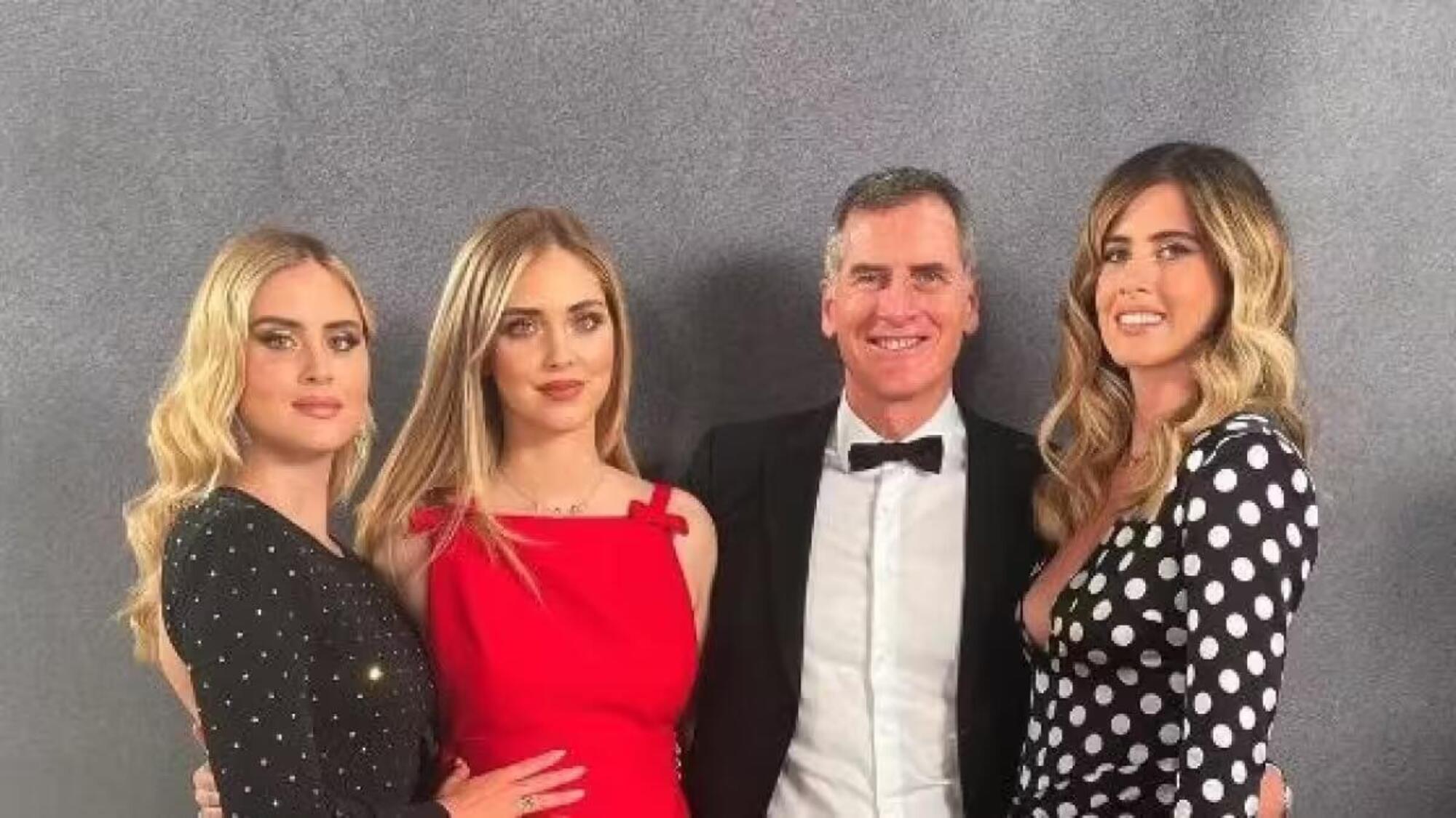 Al centro Chiara Ferragni con il padre Marco e le sorelle Valentina e Francesca