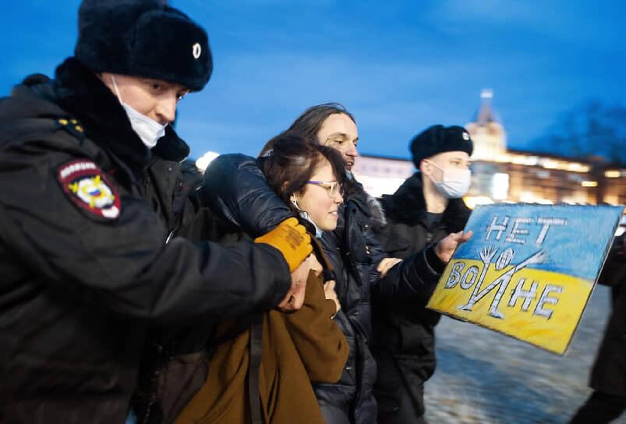 Una ragazza fermata dalla polizia russa perch&egrave; manifesta contro la guerra in Ucraina