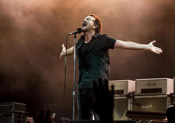 Con Dark Matter i Pearl Jam cantano la guerra e ci riportano negli anni Novanta: stesse bombe, ma musica migliore