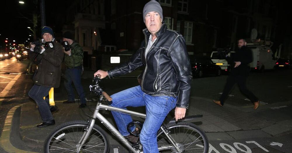 Problema dei ciclisti? Jeremy Clarkson ha la soluzione. E sulla Dacia elettrica e gli istruttori di scuola guida...