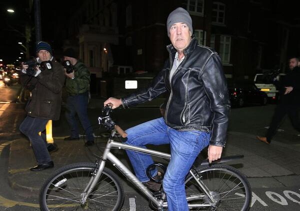 Problema dei ciclisti? Jeremy Clarkson ha la soluzione. E sulla Dacia elettrica e gli istruttori di scuola guida...