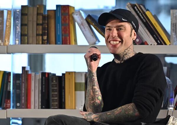 Fedez contro i social si incu*a da solo: &quot;Questa generazione &egrave; la cavia&quot;. Come i follower dei Ferragnez?