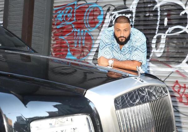 Portato in braccio dall&rsquo;auto al palco per non sporcarsi le Jordan. Ma si pu&ograve;? S&igrave;, sei Dj Khaled