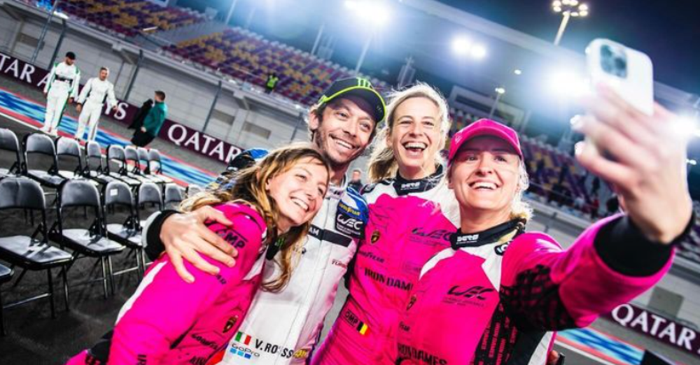 Le Iron Dames conquistano anche Valentino Rossi: la fotografia del Dottore con le protagoniste del team tutto al femminile