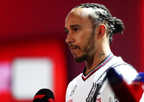 Lewis Hamilton e il sedile rotto in Bahrain: cos&#039;&egrave; successo al pilota della Mercedes