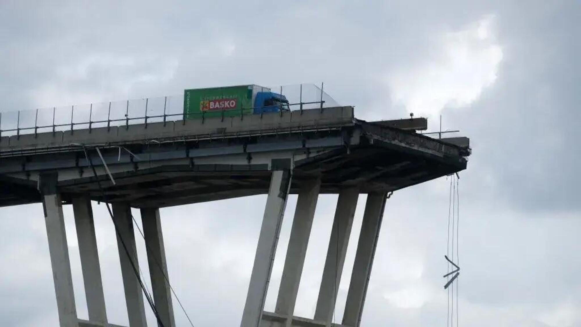 Il camion sul Ponte Morandi crollato