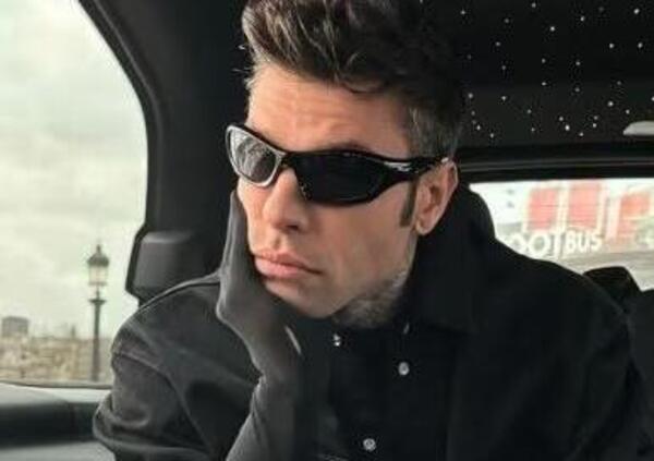 Fedez si veste a lutto mentre Ferragni piange da Fazio, ma il suo orologio urla &ldquo;milioni&rdquo;: ecco che modello &egrave; e quanto vale quello sfoggiato alla Fashion Week di Parigi