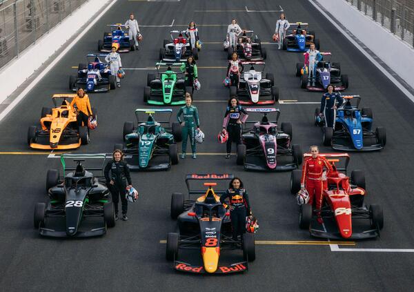 La F1 Academy sbarca a Jeddah: ecco la T-421, la vettura che accompagner&agrave; le pilote nel sogno verso la Formula 1 