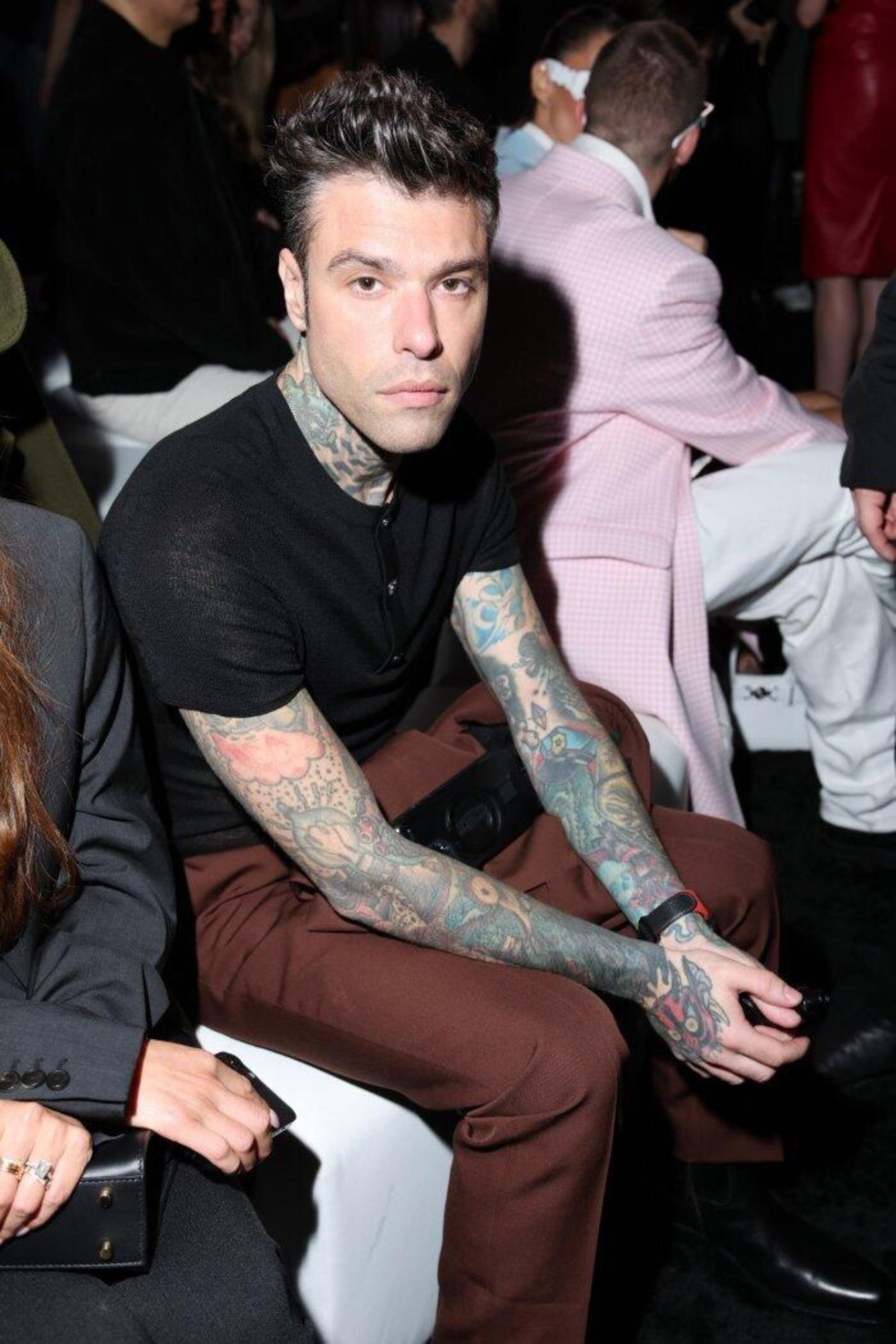 Fedez da solo alla sfilata di Versace