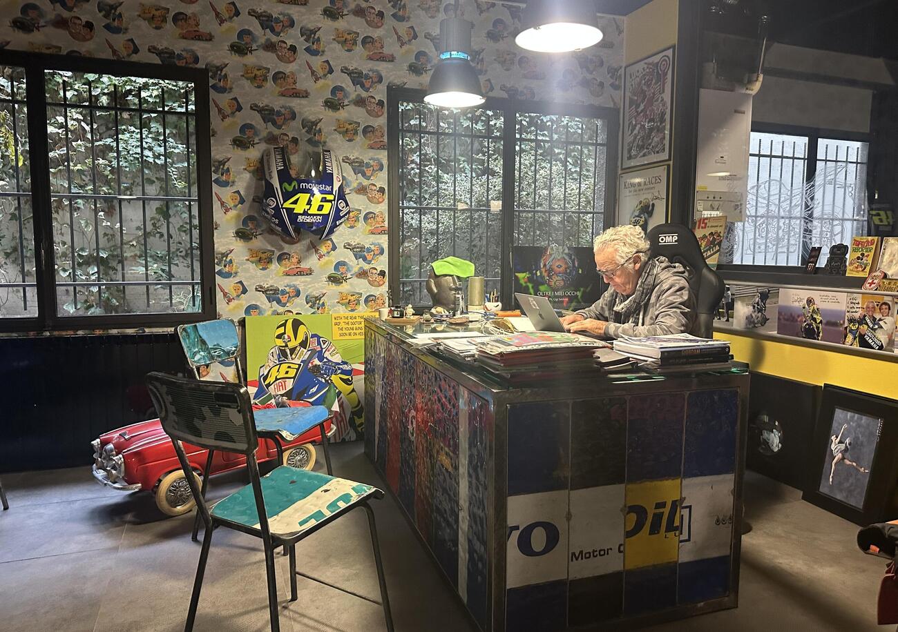Un giorno di follia nello studio di Gigi Soldano, che tra MotoGP e Dakar ha visto tutto: &ldquo;Devi entrare nell&rsquo;anima delle persone&rdquo;