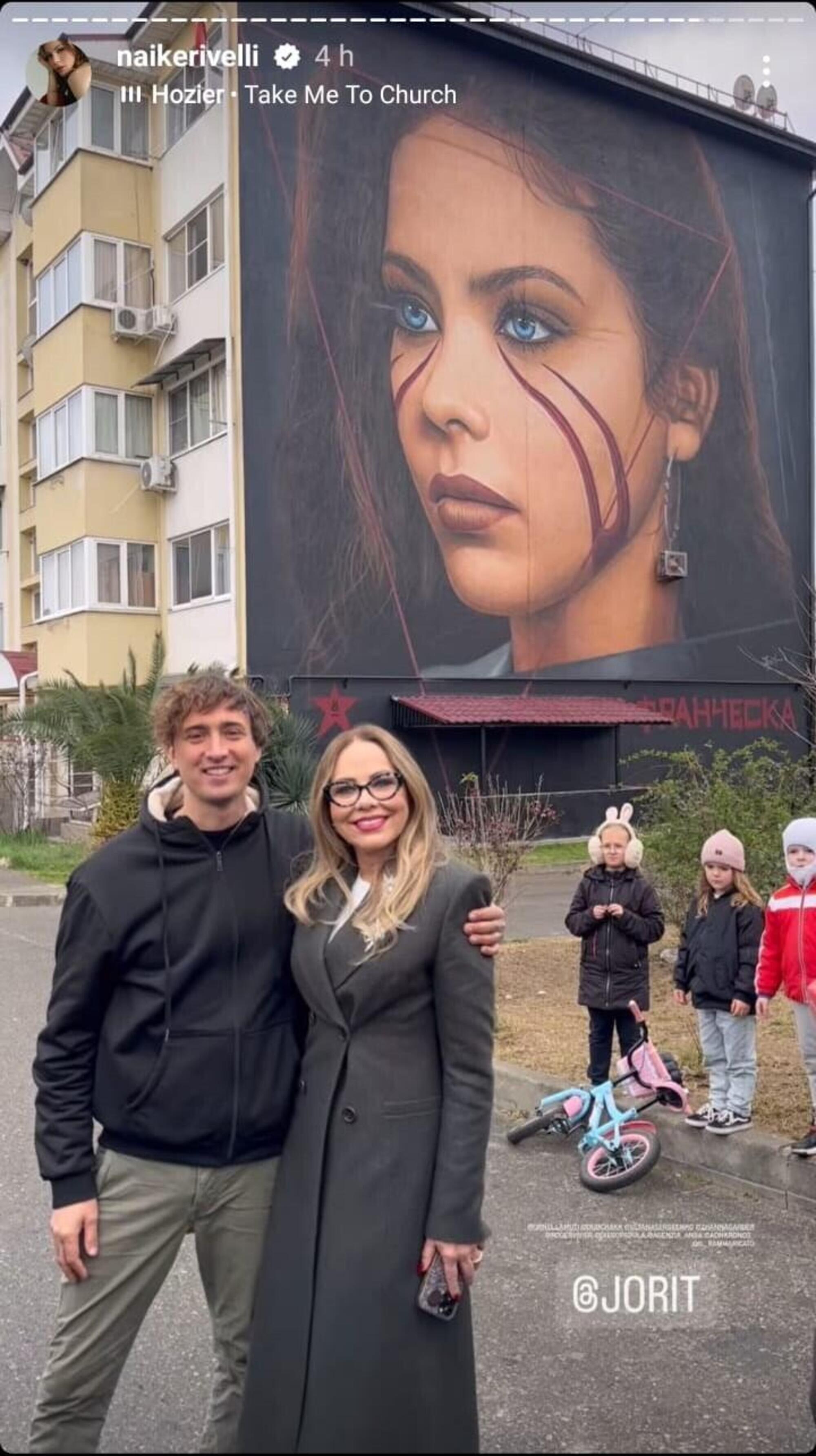 Ornella Muti e Jorit in Russia, con alle spalle il murales dedicato all'attrice