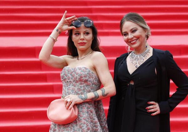 Ornella Muti e Naike in Russia, perch&eacute; le criticano sui social? Tra Bella ciao, forum sulla pace, sfilate e propaganda&hellip;