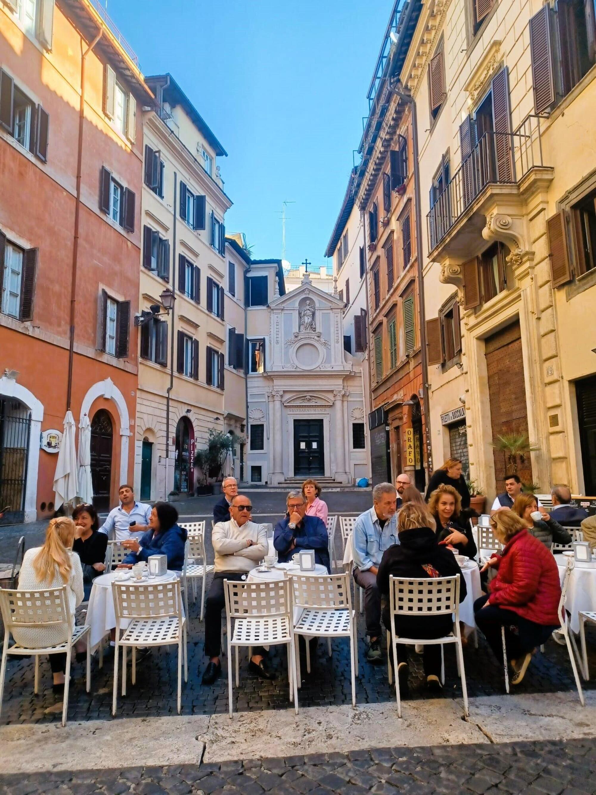 La piazzetta e i tavoli davanti alla storica friggitoria