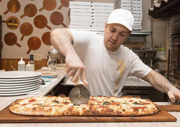 L&#039;ultima degli ambientalisti? Prendersela con la pizza. E nella guerra alle emissioni potrebbe rimetterci la specialit&agrave; napoletana: ecco perch&eacute;