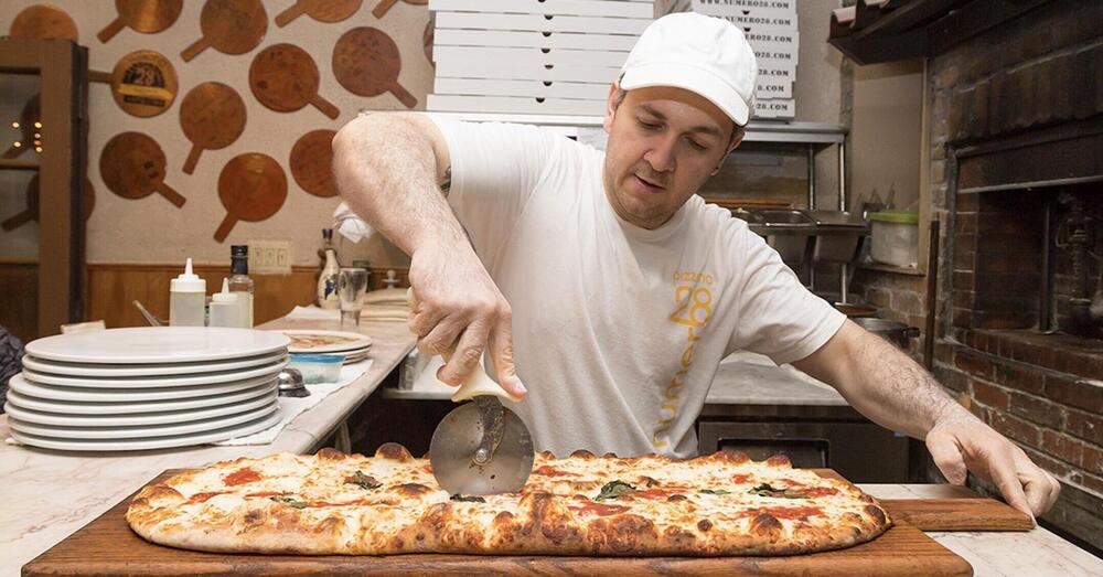 L&#039;ultima degli ambientalisti? Prendersela con la pizza. E nella guerra alle emissioni potrebbe rimetterci la specialit&agrave; napoletana: ecco perch&eacute;