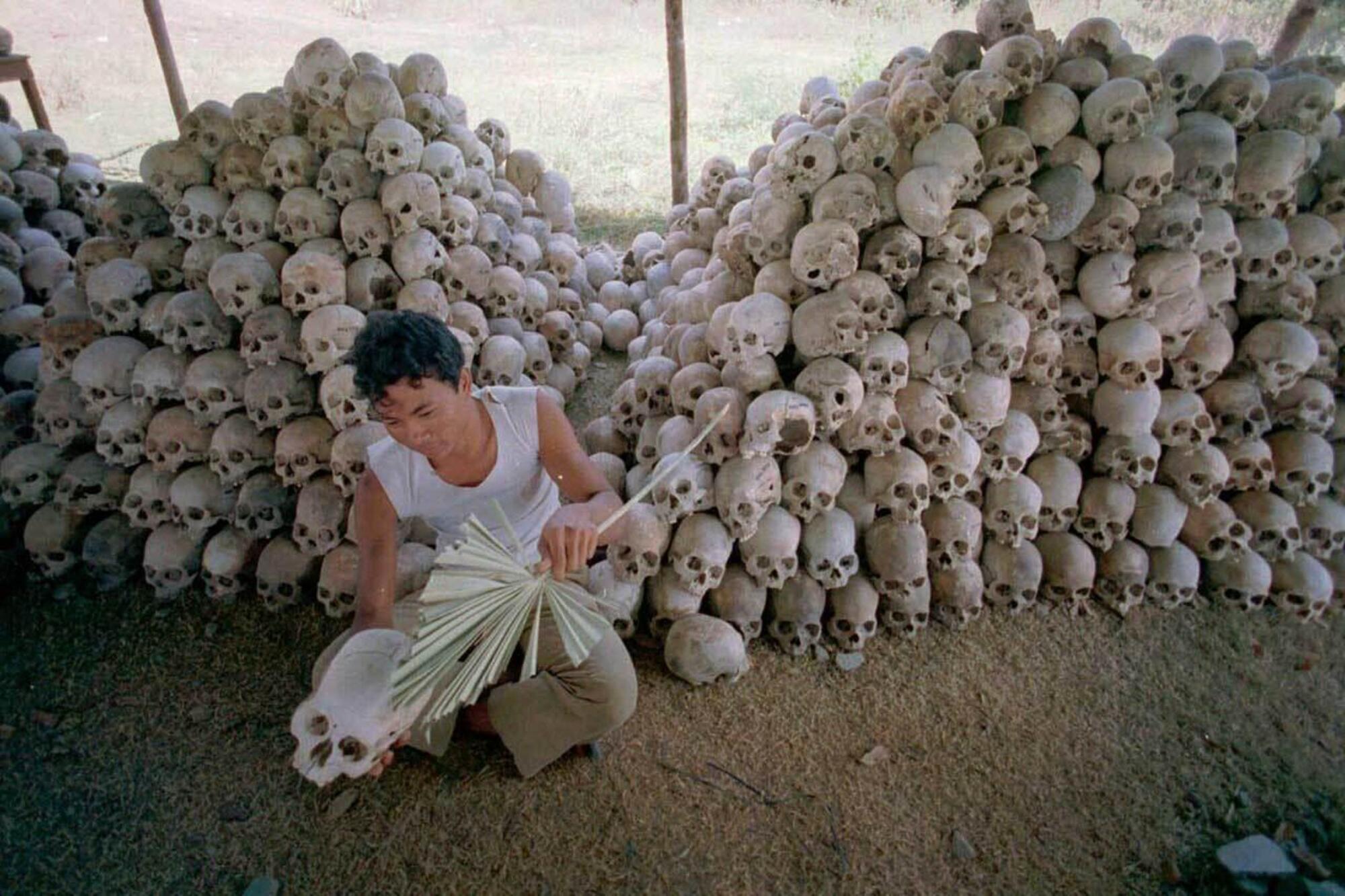 Si stima che il genocidio in Cambogia portò alla morte del 21% della popolazione del tempo, cioè circa 1.700.000 persone