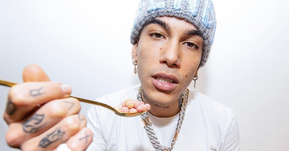 Fentanyl, l&rsquo;esperto di trap ci spiega perch&eacute; non abbiamo capito un caz*o: &ldquo;Dna tossico come altri generi, ma il governo censura solo questo&rdquo;. E su Sfera Ebbasta: &ldquo;&Egrave; come Vasco&hellip;&rdquo; 