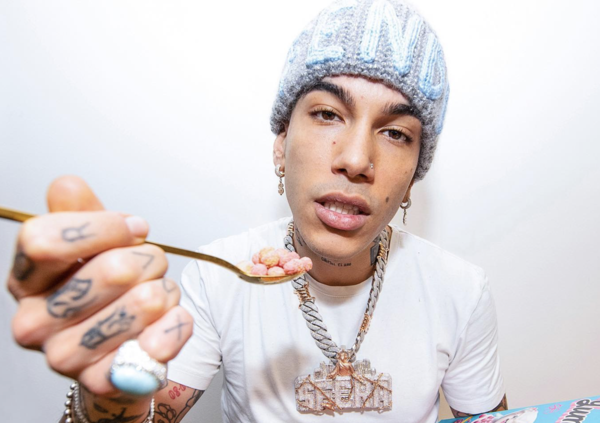 Fentanyl, l&rsquo;esperto di trap ci spiega perch&eacute; non abbiamo capito un caz*o: &ldquo;Dna tossico come altri generi, ma il governo censura solo questo&rdquo;. E su Sfera Ebbasta: &ldquo;&Egrave; come Vasco&hellip;&rdquo; 