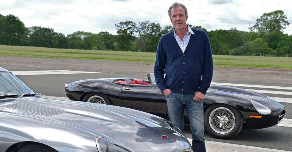 Auto elettriche che non vanno? Jeremy Clarkson ha la soluzione: &ldquo;Si sapeva da sempre. Il futuro &egrave; la benzina&rdquo;