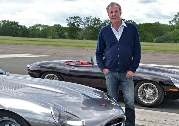 Auto elettriche che non vanno? Jeremy Clarkson ha la soluzione: &ldquo;Si sapeva da sempre. Il futuro &egrave; la benzina&rdquo;