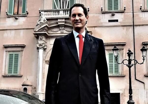 John Elkann sfida Hamilton per il look pi&ugrave; audace in Ferrari? Ecco come si &egrave; vestito (da giraffa) al matrimonio di Ambani: altro che Bruno Vespa&hellip;