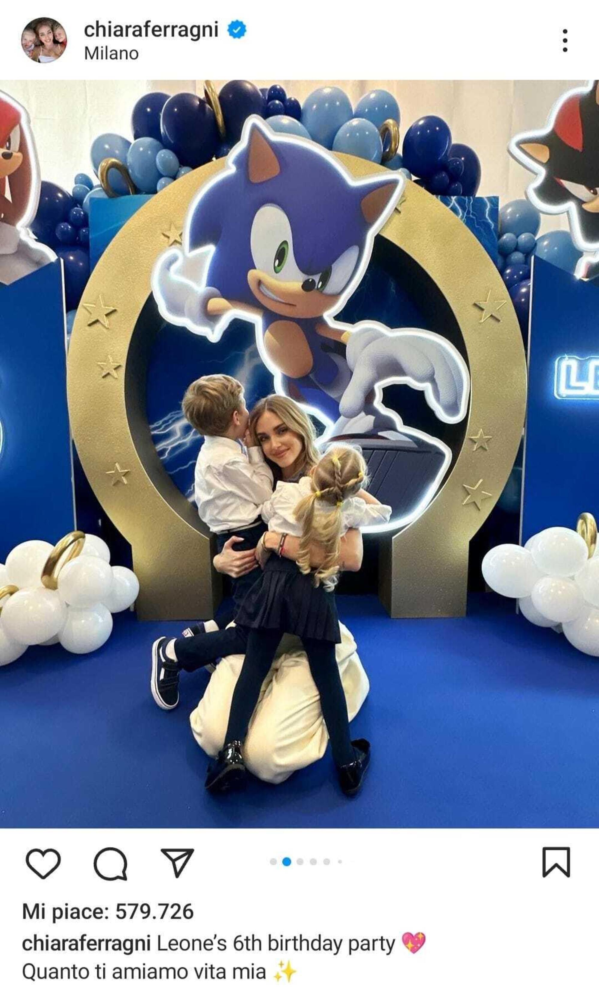 La foto di Chiara Ferragni insieme ai figli Leone e Vittoria girati di spalle