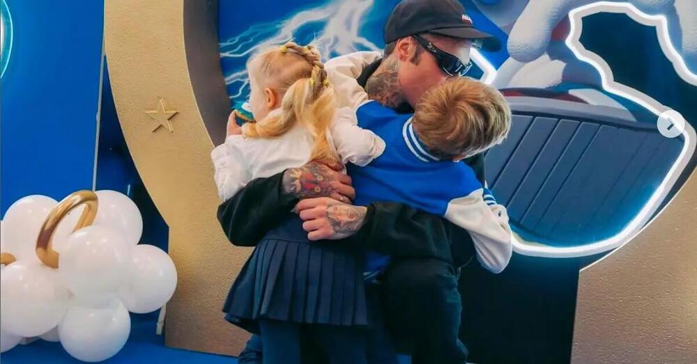 Ferragnez e i figli di spalle nelle foto: nuova modalit&agrave; di comunicazione o l&rsquo;avvio ufficiale della separazione? Ecco cosa succede tra Ferragni e Fedez&hellip;