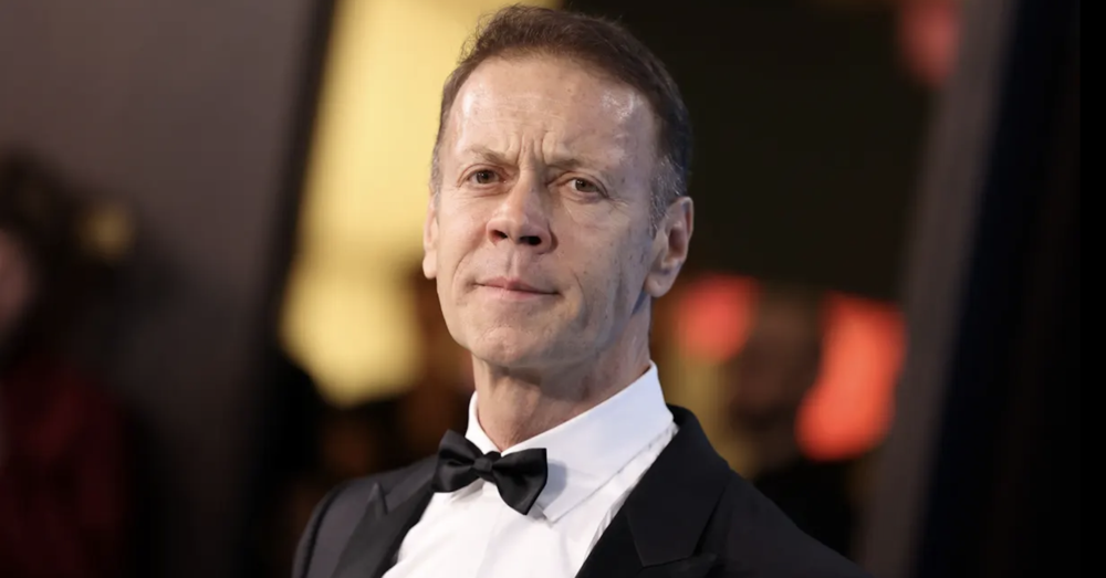 Ok, ma che caz*o succede a Rocco Siffredi, denunciato da una giornalista per molestie dopo Supersex?