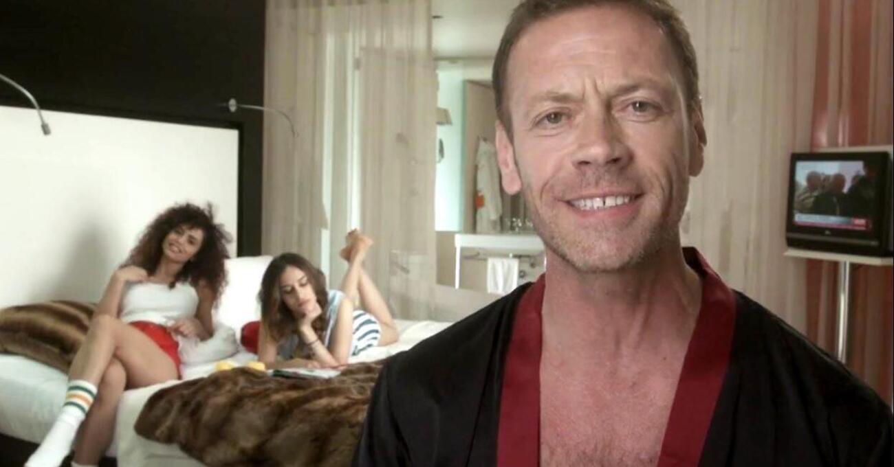 Parla per la prima volta la donna che ha denunciato Rocco Siffredi di molestie sessuali: &ldquo;In Supersex redento? Non sa la differenza tra una giornalista e una pornostar&hellip;&rdquo;