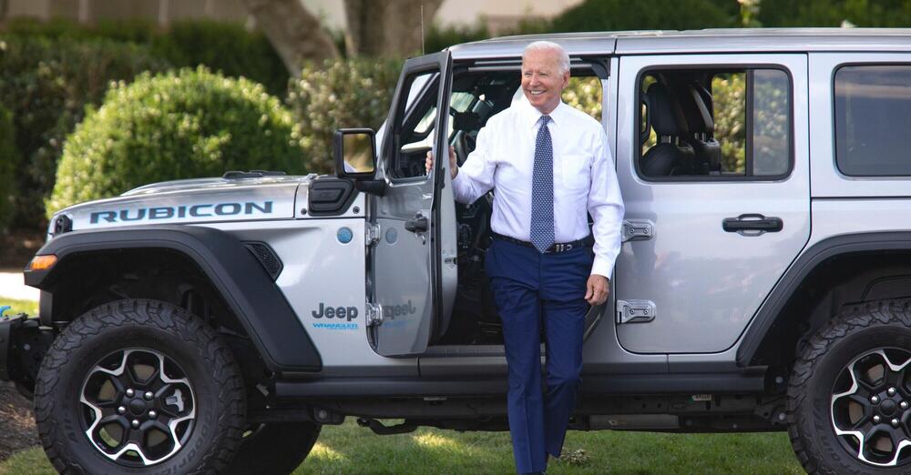 Auto elettriche, Biden si attacca alla canna delle emissioni per favorire la vendita, ma nessun divieto ai motori a benzina. E se vince Trump...