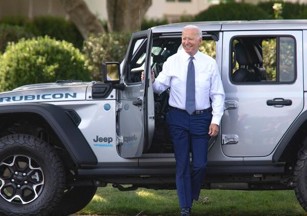 Auto elettriche, Biden si attacca alla canna delle emissioni per favorire la vendita, ma nessun divieto ai motori a benzina. E se vince Trump...