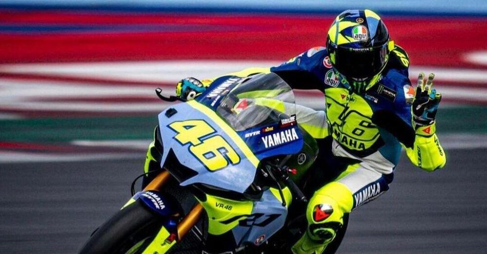 Il canto del cigno: comprati una delle ultime Yamaha R1, i giapponesi ti regalano due giorni a Jerez con Valentino Rossi