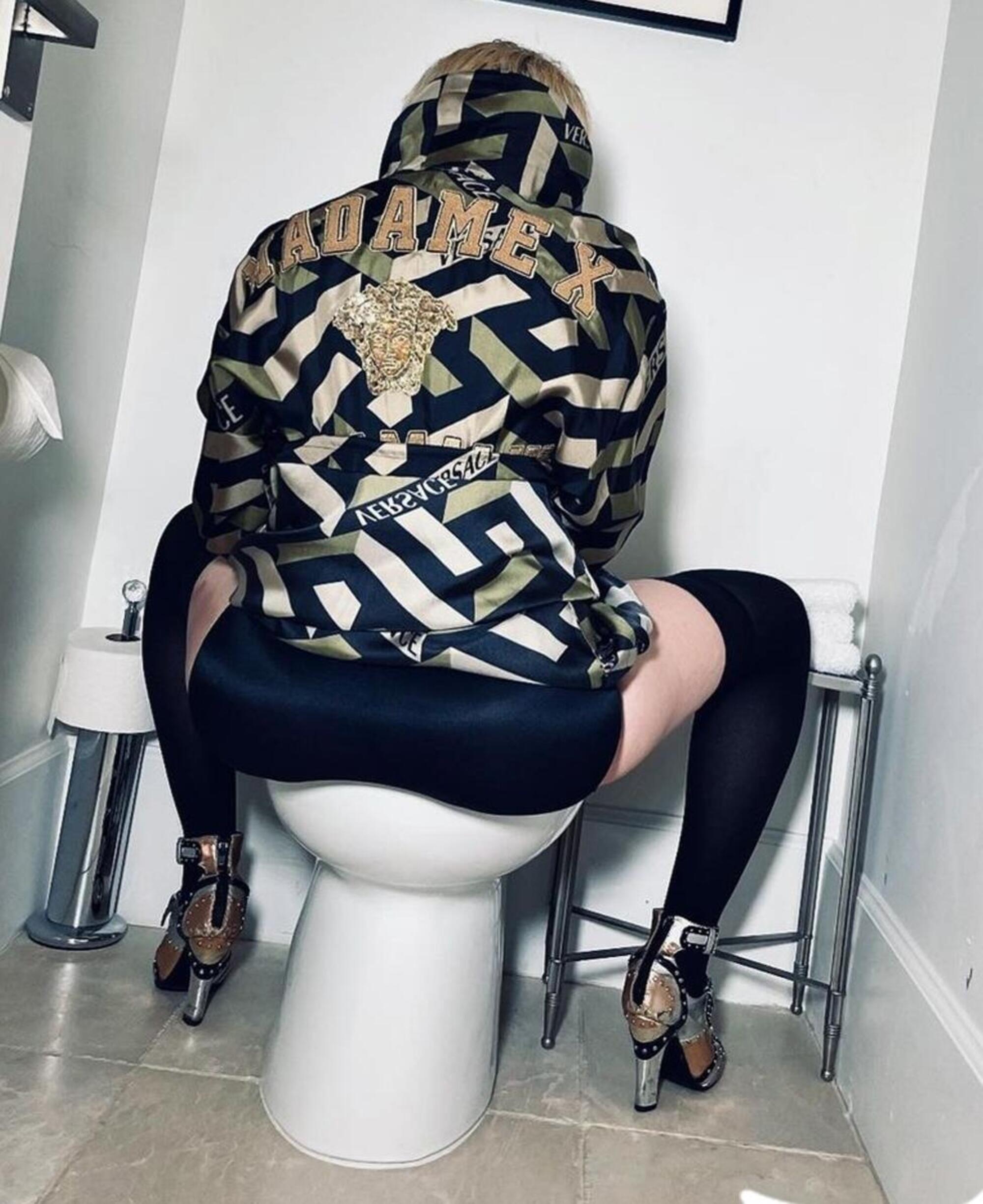 Madonna si fa il bidet vestita Versace