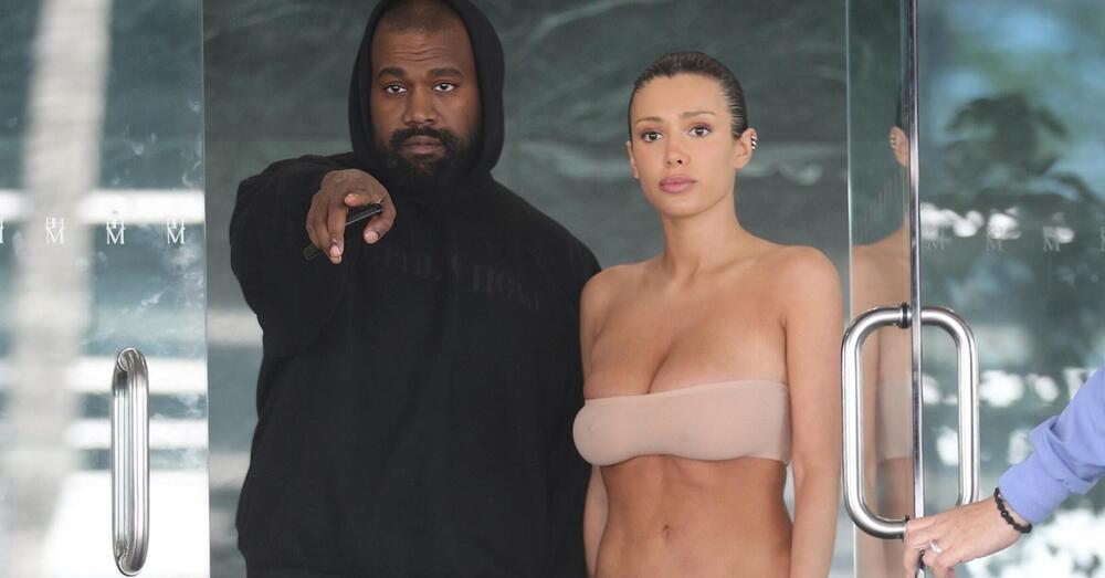 Kanye West vuole trasformare Bianca Censori in Kim Kardashian? L&rsquo;ha messa pure nel letto di Famous e... Intanto il padre dopo la visita della moglie&hellip; [VIDEO]