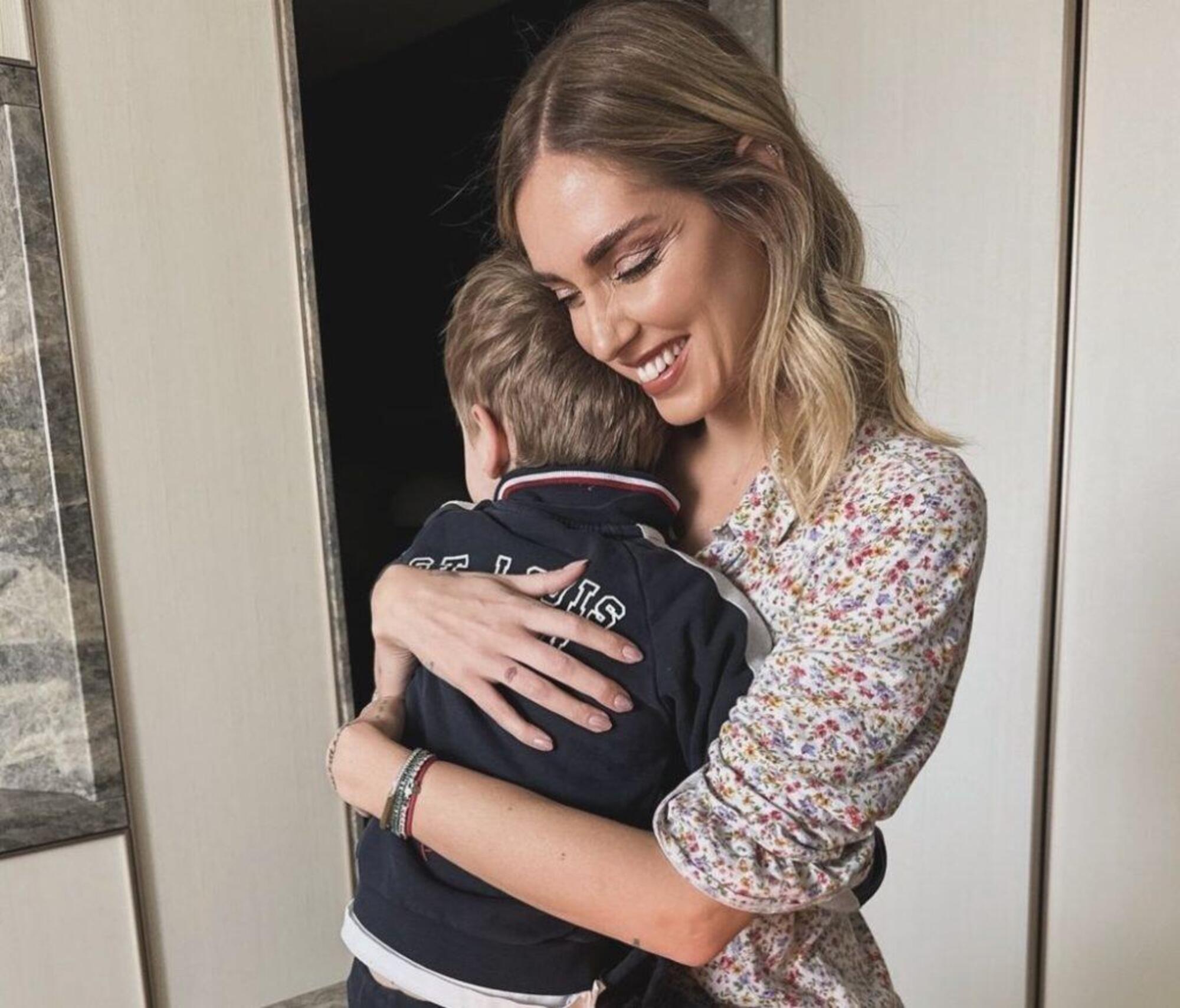 Chiara Ferragni con il figlio, Leone, di spalle