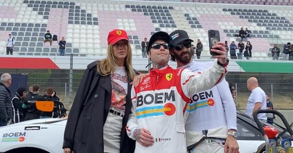 Fedez in pole position al Mugello: ecco cosa ci faceva in pista questo weekend alla 12H del Mugello