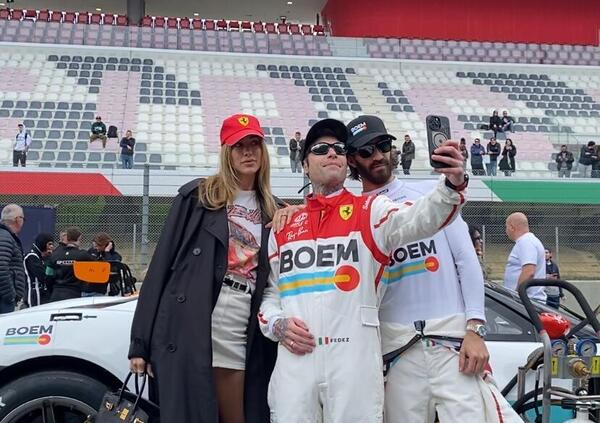 Fedez in pole position al Mugello: ecco cosa ci faceva in pista questo weekend alla 12H del Mugello