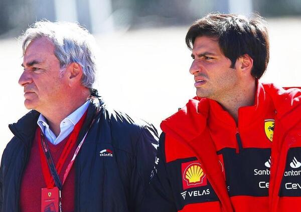 [VIDEO] Le lacrime di pap&agrave; Sainz sotto al podio di Melbourne dopo la vittoria di Carlos