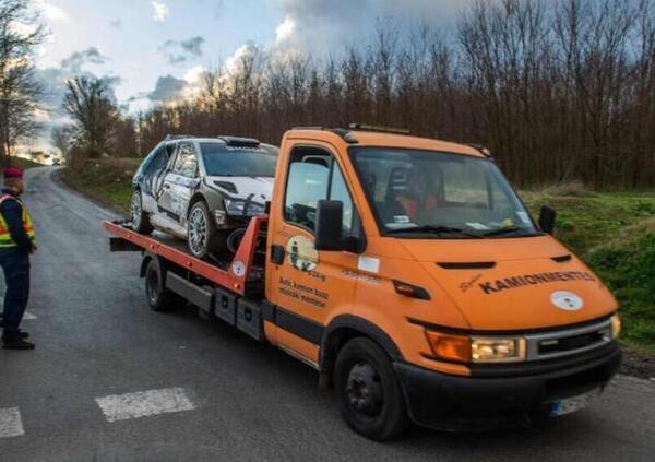 Tragedia al rally: auto esce fuori strada e travolge il pubblico, ci sono morti e feriti tra cui bambini. Ecco cosa &egrave; successo