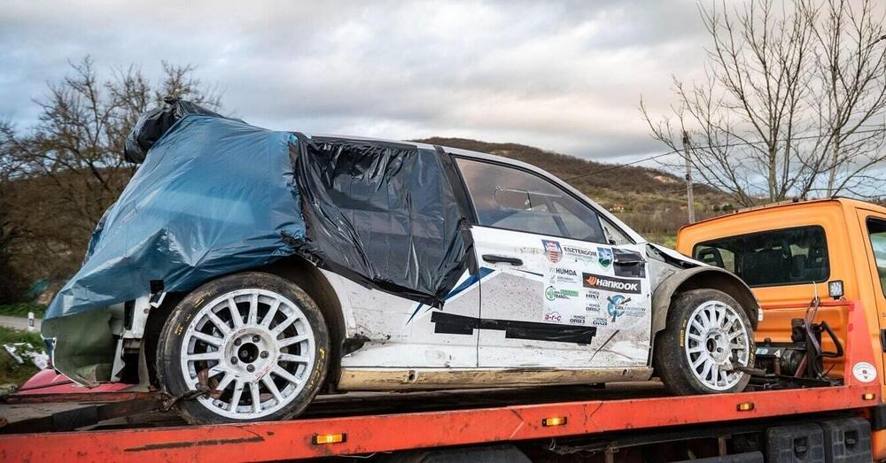 Tragedia al rally: auto esce fuori strada e travolge il pubblico, ci sono morti e feriti tra cui bambini. Ecco cosa &egrave; successo