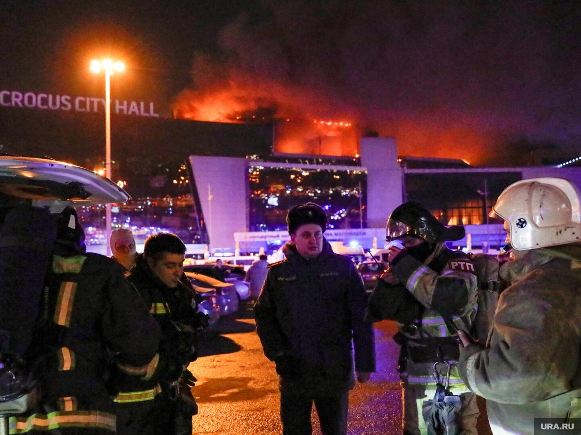 Vigili del fuoco e forze dell&#039;ordine a Mosca, subito dopo l&#039;incendio al Crocus City Hall