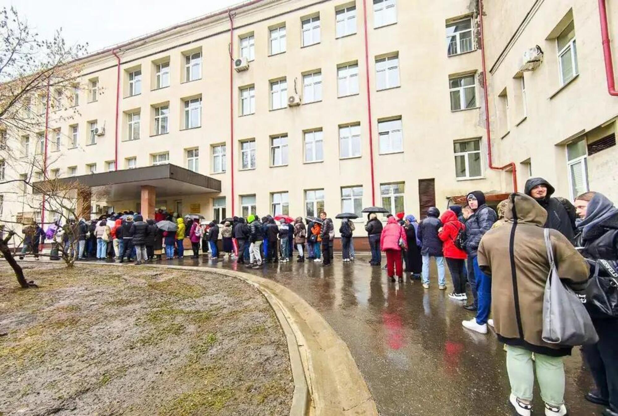 Centinaia di persone in code per donare il sangue in un ospedale moscovita lo scorso sabato, subito dopo l&#039;attentato